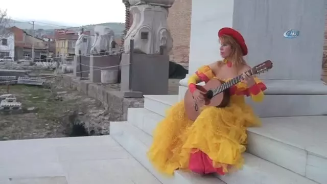 Dünyaca Ünlü Gitarist Unesco Mirası Bergama'ya Hayran Kaldı Dünyaca Ünlü Gitarist Unesco Mirası Bergama'ya Hayran Kaldı