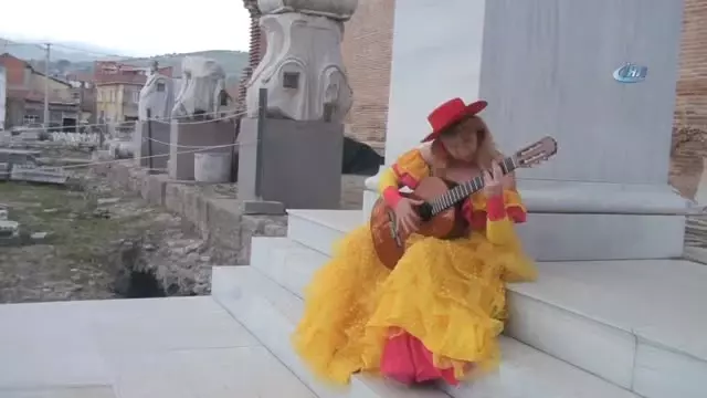 Dünyaca Ünlü Gitarist Unesco Mirası Bergama'ya Hayran Kaldı Dünyaca Ünlü Gitarist Unesco Mirası Bergama'ya Hayran Kaldı