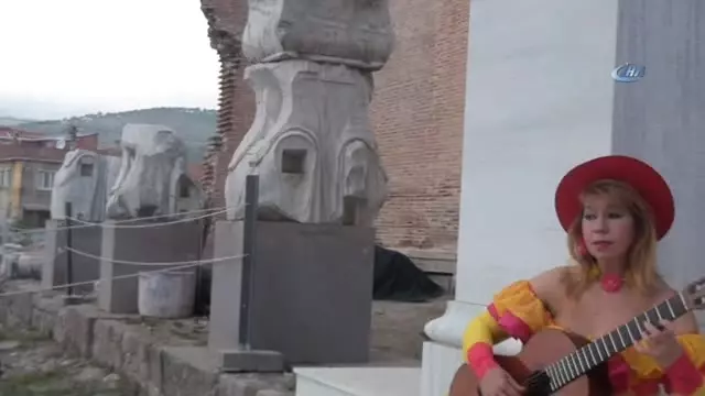 Dünyaca Ünlü Gitarist Unesco Mirası Bergama'ya Hayran Kaldı Dünyaca Ünlü Gitarist Unesco Mirası Bergama'ya Hayran Kaldı