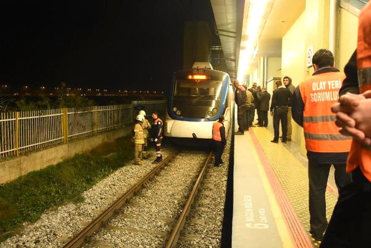 İzmir'de Trenin Önüne Atlayan Üniversiteli Genç, Hayatını Kaybetti