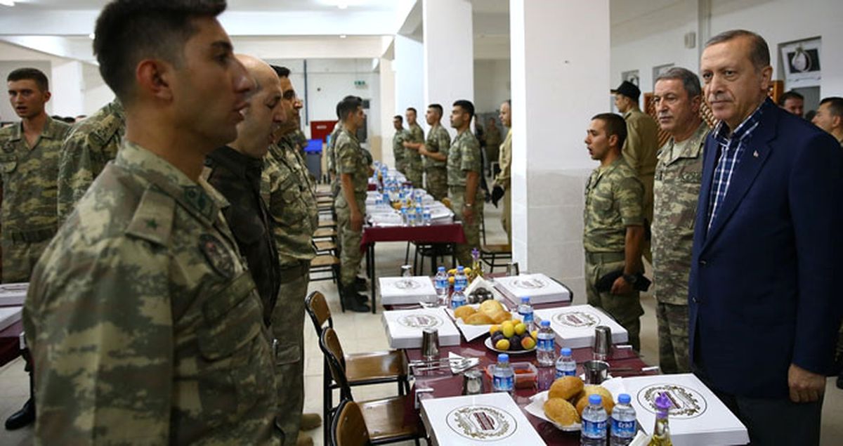 Kışlalardaki 'Tanrımıza Hamdolsun' Şeklindeki Yemek Duası 'Allahımıza Hamdolsun' Şeklinde Değiştirildi