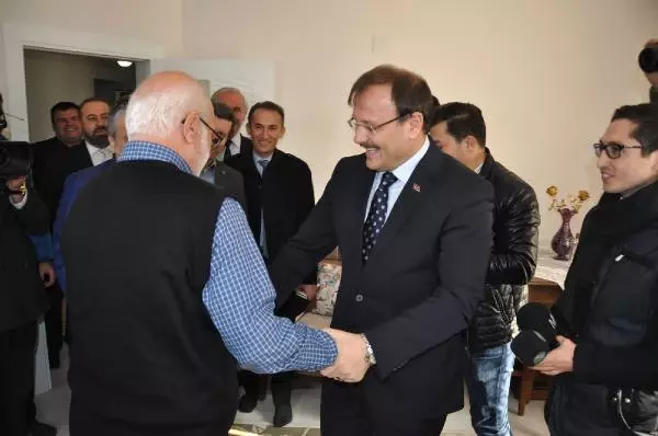 Başbakan Yardımcısı Çavuşoğlu, Ortaokul Öğretmenini Ziyaret Etti
