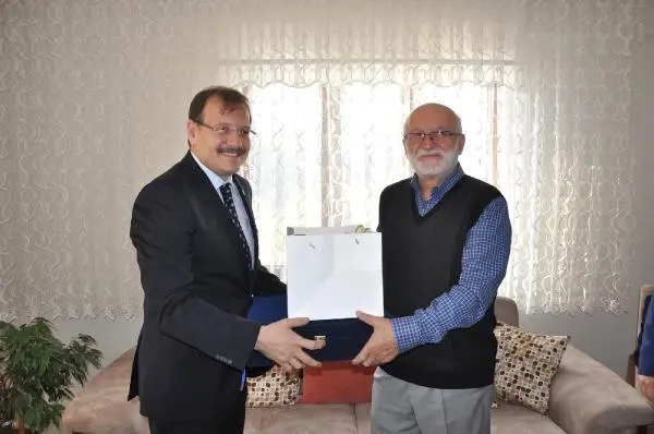 Başbakan Yardımcısı Çavuşoğlu, Ortaokul Öğretmenini Ziyaret Etti