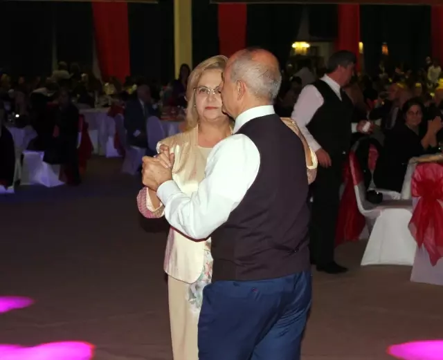 Büyükçekmeceli Öğretmenler Bülent Serttaş Şarkılarıyla Eğlendi