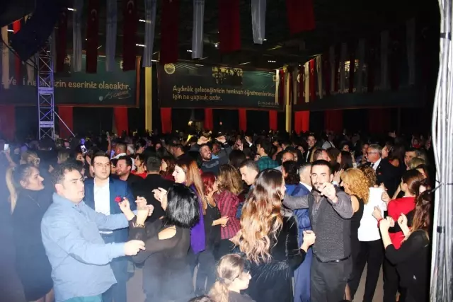 Büyükçekmeceli Öğretmenler Bülent Serttaş Şarkılarıyla Eğlendi