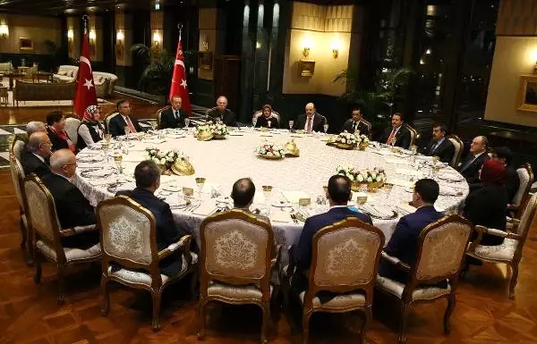 Cumhurbaşkanı Erdoğan, Beştepe Sofrası'nda Eğitimcileri Ağırladı