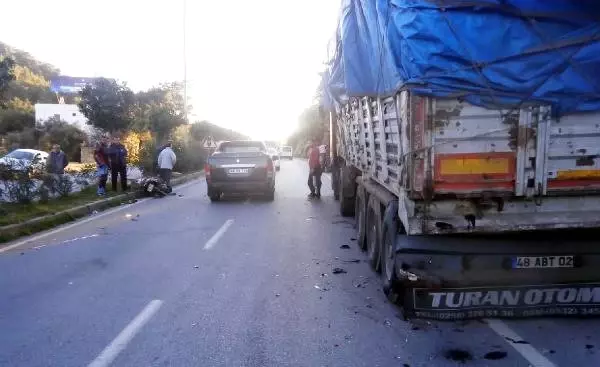 Duran Kamyona Çarpan Motosikletli Öldü Duran Kamyona Çarpan Motosikletli Öldü