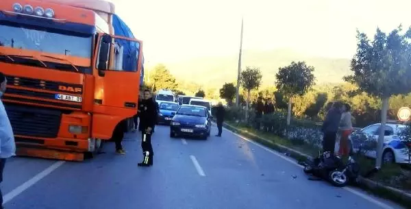 Duran Kamyona Çarpan Motosikletli Öldü Duran Kamyona Çarpan Motosikletli Öldü