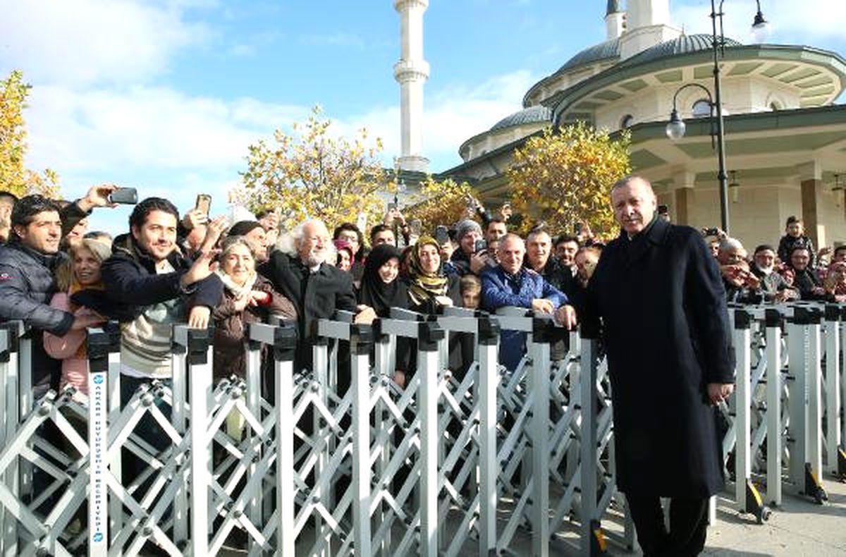 Erdoğan, Beştepe Millet Camii Çıkışında Hatıra Fotoğrafı Çektirdi