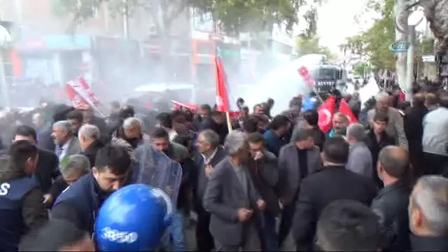 Ortalık Savaş Alanına Döndü...polis Ekipleri Kaçak Tütün Eylemcilerini Su Sıkarak Dağıttı