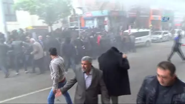 Ortalık Savaş Alanına Döndü...polis Ekipleri Kaçak Tütün Eylemcilerini Su Sıkarak Dağıttı