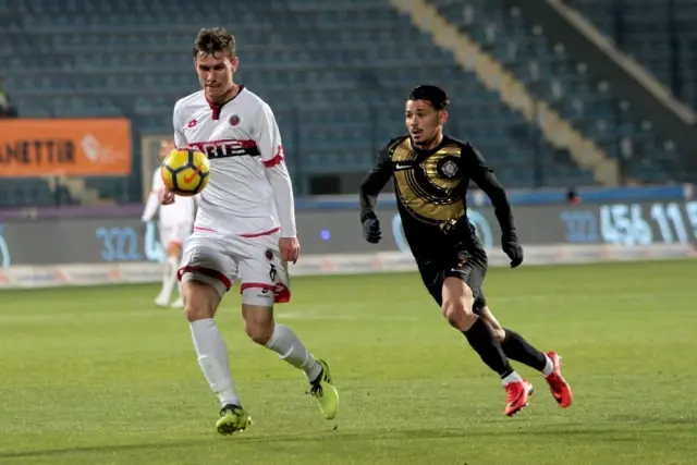 Süper Lig: Osmanlıspor: 1 - Gençlerbirliği: 0 (İlk Yarı) Süper Lig: Osmanlıspor: 1 - Gençlerbirliği: 0 (İlk Yarı)