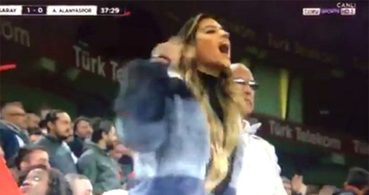Galatasaraylı Maicon'un Eşi Ursula'dan Kafa Kesme Hareketi