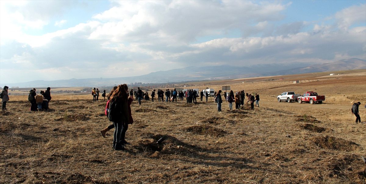 Öğrenciler Öğretmenleri İçin Fidan Dikti