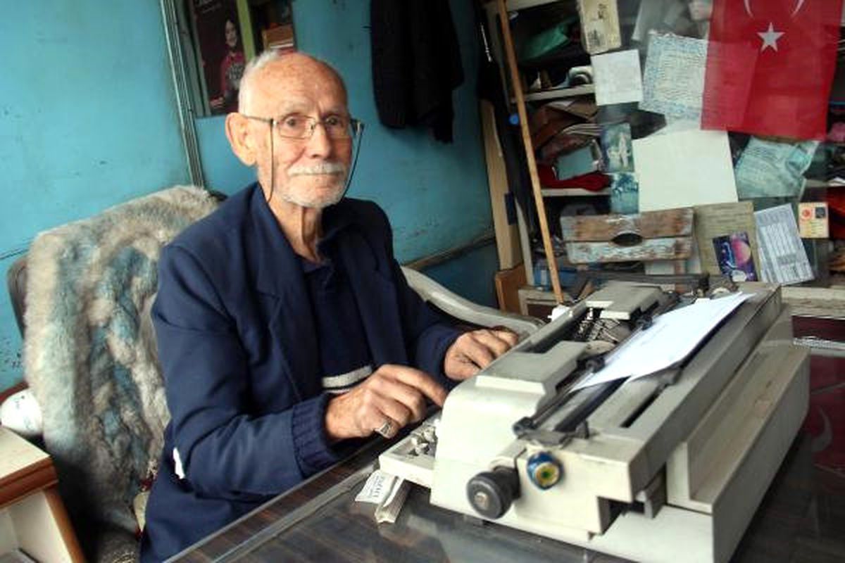 Edirne'de 69 Yıllık Arzuhalci Teknolojiye Direniyor