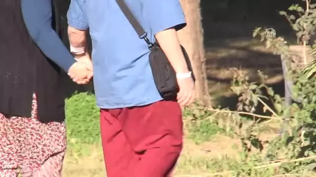 Kalbini 'Elinde' Taşıyor Kalbini 'Elinde' Taşıyor