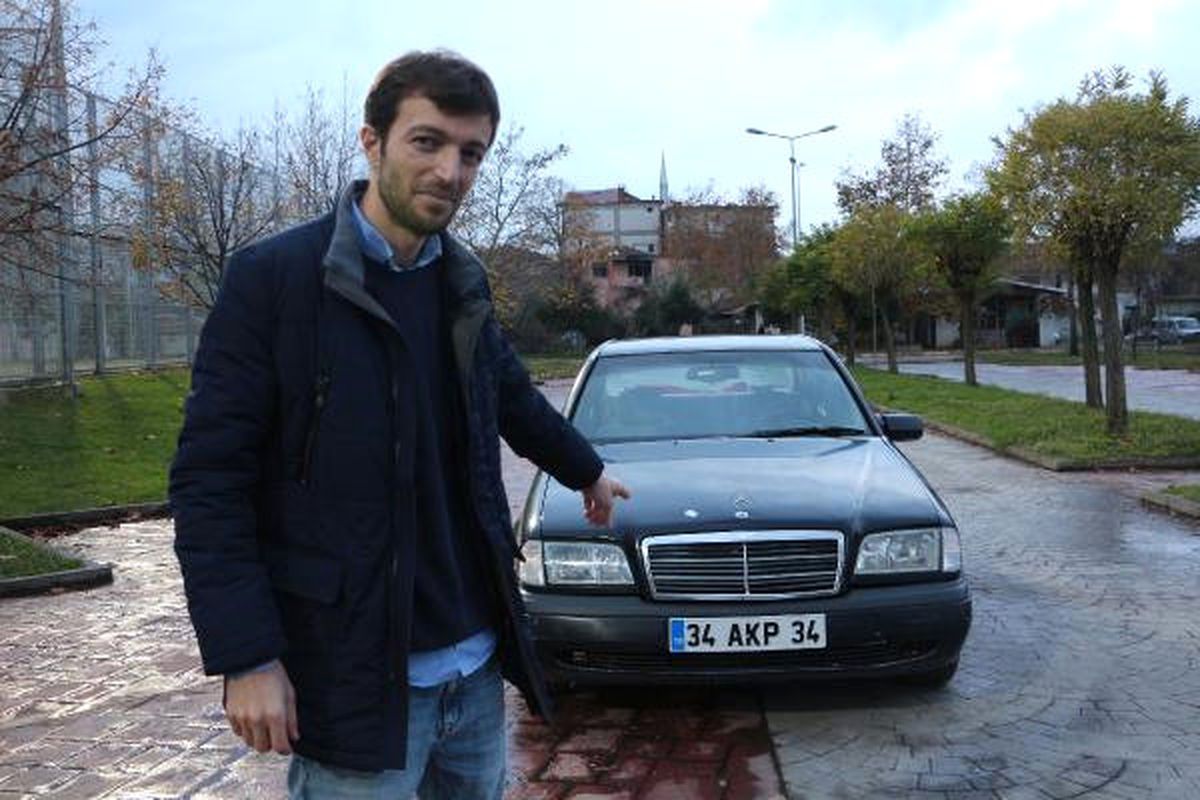 '34 AKP 34' Plakalı Otomobilini 500 Bin TL'ye Satışa Çıkardı