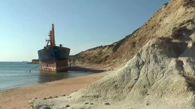 Bozcaada'nın Davetsiz Misafiri' Grafiti Duvarı Oldu