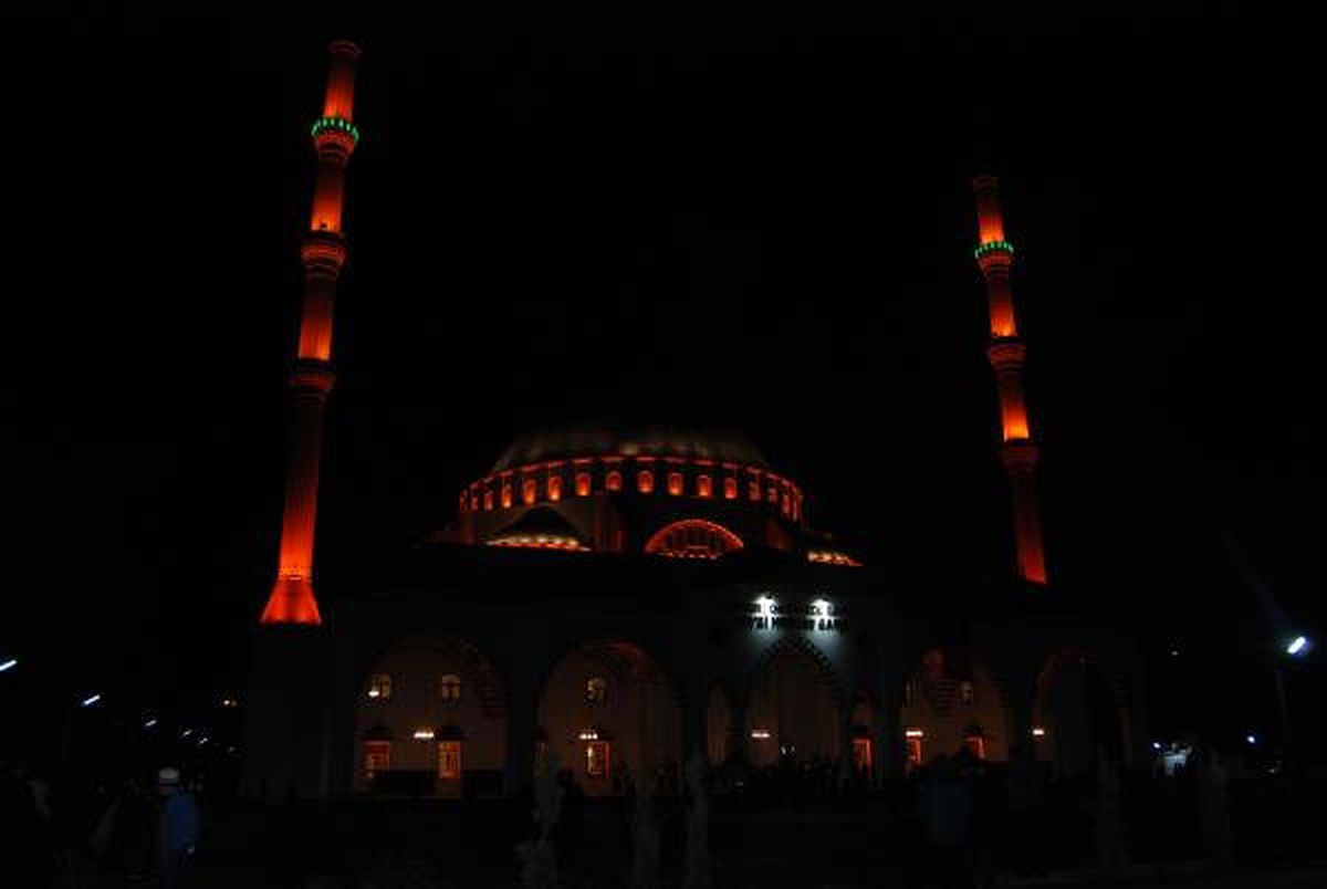 Kayseri'de 10 Bin Kişilik Cami, Kandil Günü İbadete Açıldı