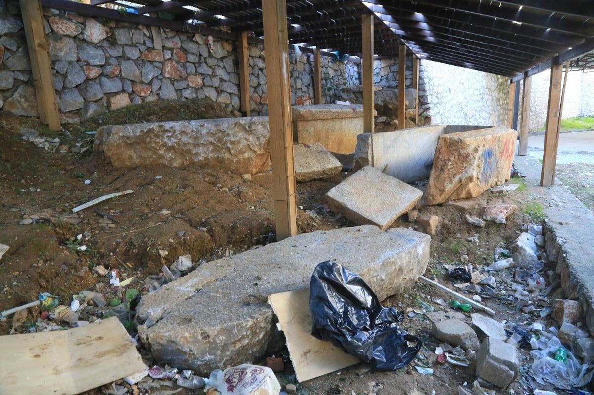 Milas'ta Tarihi Lahit Mezarın Kaderine Terk Edildiği İddiası