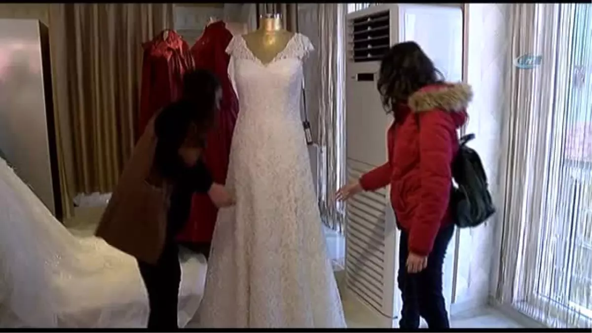 Kara Cuma'ya Tepki Olarak 15 Kişiye Gelinlik Hediye Etti