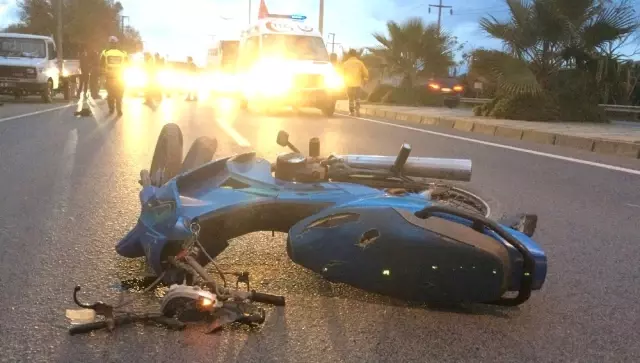 Motosikletli Emniyet Şeridindeki Araca Çarptı