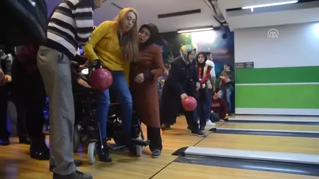 Engellilerin Bowling Heyecanı Engellilerin Bowling Heyecanı