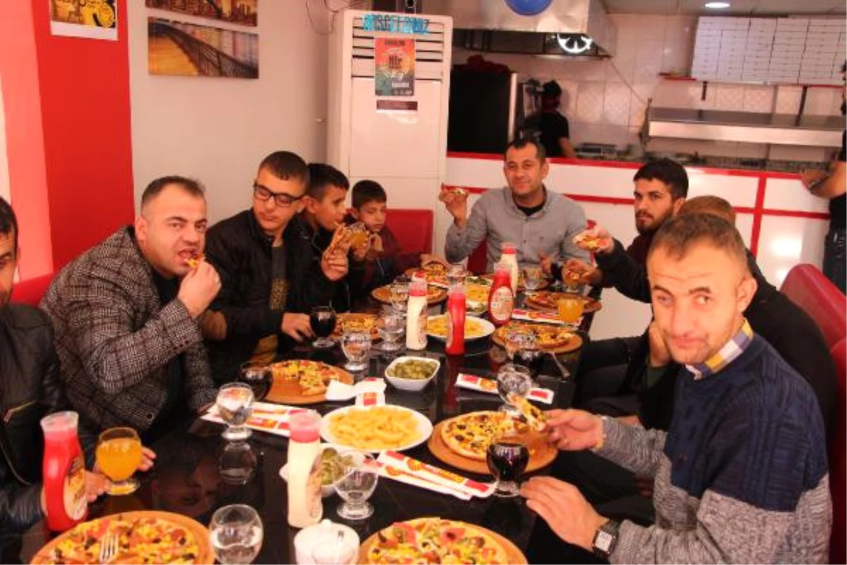 Silopi'deki Esnaftan Engellilere Pizza İkramı Haberler