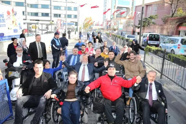 Tiyatro ve Sinema Sanatçıları Tekerlekli Sandalye ile Gezdi