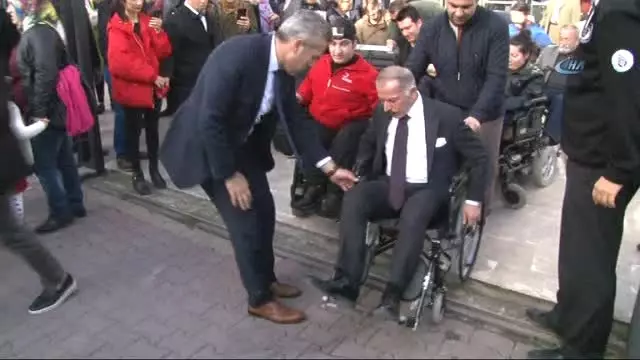 Tiyatro ve Sinema Sanatçıları Tekerlekli Sandalye ile Gezdi
