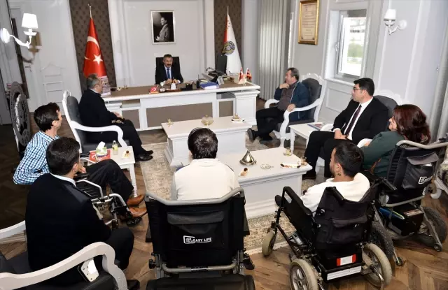 Engellilerden Eskişehir Emniyet Müdürü Dinç'e Teşekkür Engellilerden Eskişehir Emniyet Müdürü Dinç'e Teşekkür