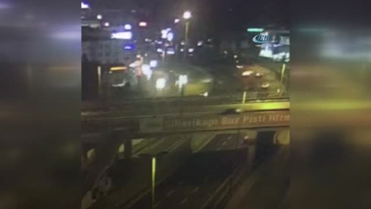 Küçükçekmece'de Tırın Metrobüs Yoluna Devrildiği Anlar Kamerada
