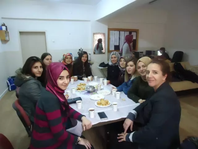 Kyk'lı Gençler Minik Kardeşlerine Bir Mont, Bir Bot Dağıttı