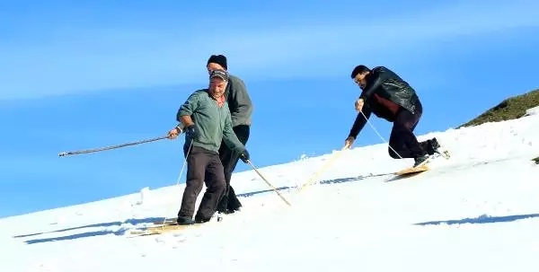 Rize'nin O Köyüne Kar Yağdı, Tahtasını Alan Doğal Pistlere Koştu
