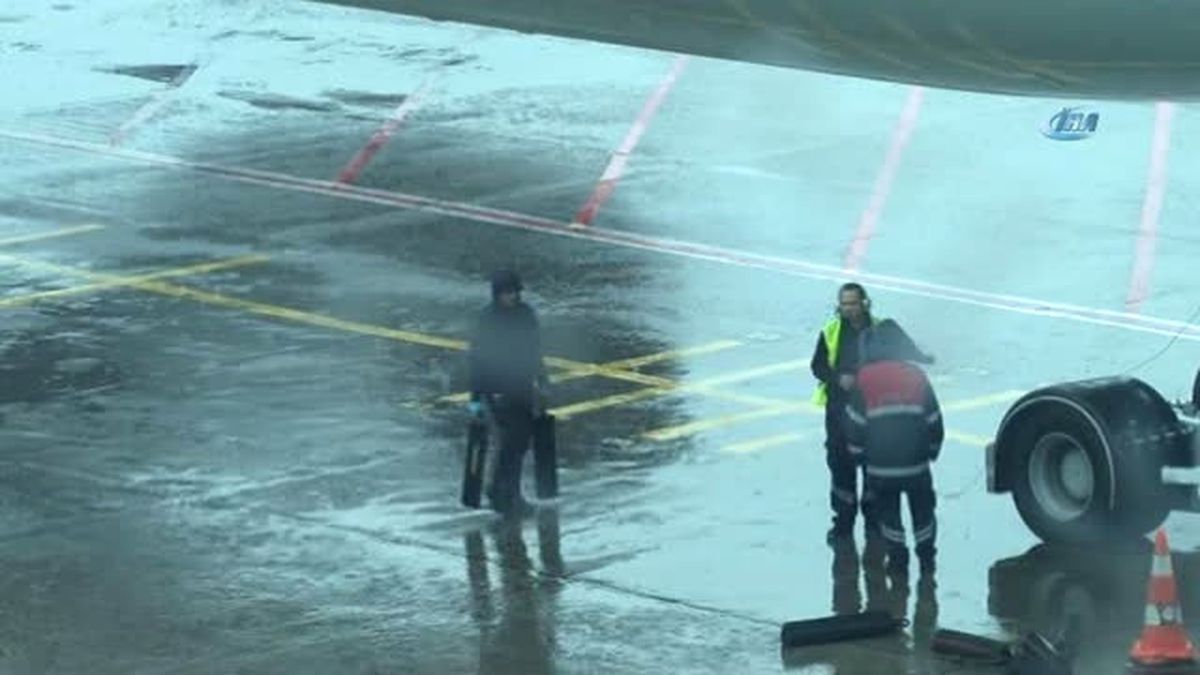 Uçak Trafiğine Cb Bulutu Engeli