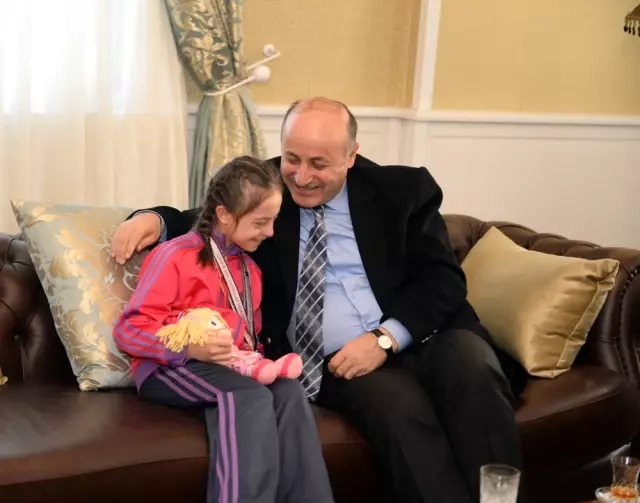 Vali Azizoğlu'ndan Şampiyon Sporcuya Büyük İlgi Vali Azizoğlu'ndan Şampiyon Sporcuya Büyük İlgi