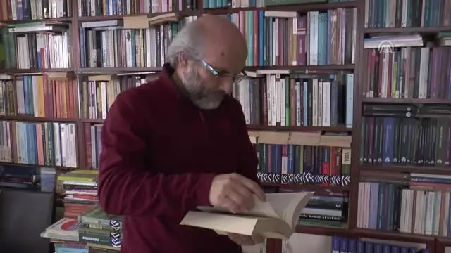 Evinde 30 Bin Kitapla Yaşıyor Evinde 30 Bin Kitapla Yaşıyor