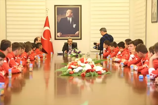 Güreş Takımının Vali Yavuz'u Ziyareti