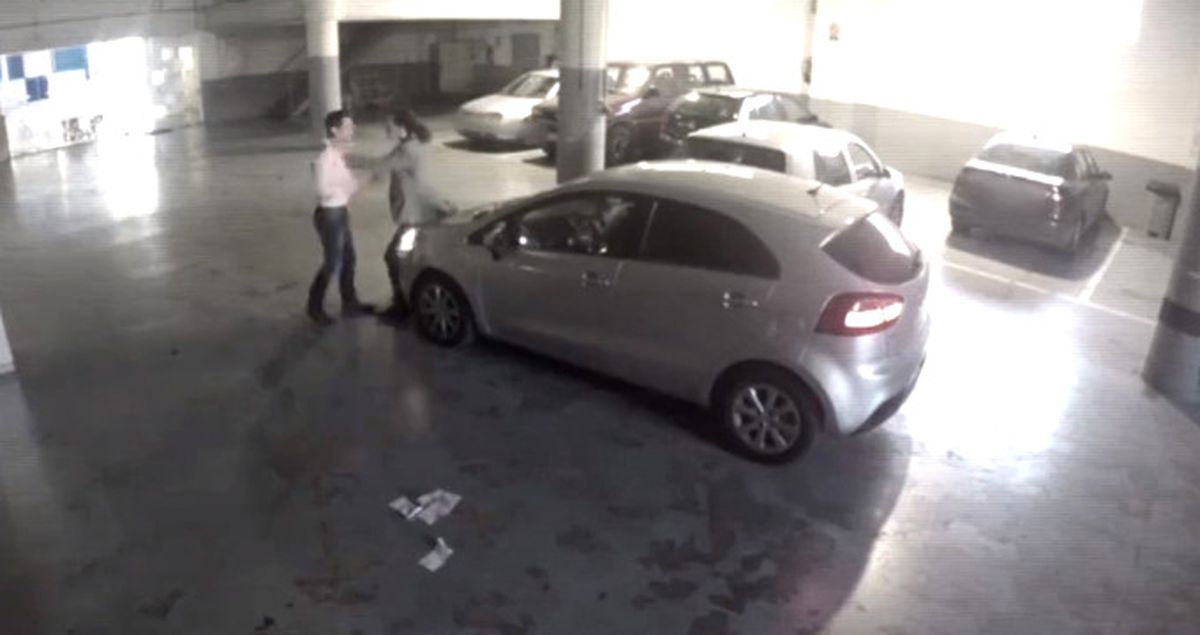 Otoparkta Yer Kavgasına Tutuşan İki Sürücü, Bir Anda Öpüşmeye Başladı