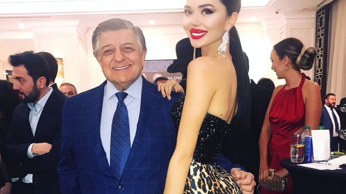 Yılmaz Vural, Cansu Taşkın'la Çektirdiği Fotoğrafta Elini Nereye Koyacağını Bilemedi