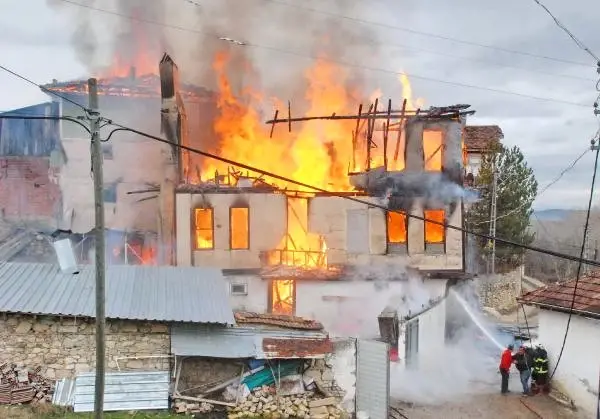 Kastamonu'da Tarihi Konak ve Yanındaki Ev Yandı