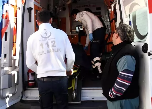Kıskançlık Krizine Girip, Eşini Göğsünden Bıçakladı Kıskançlık Krizine Girip, Eşini Göğsünden Bıçakladı