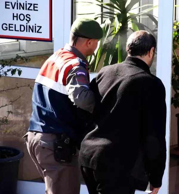Kıskançlık Krizine Girip, Eşini Göğsünden Bıçakladı Kıskançlık Krizine Girip, Eşini Göğsünden Bıçakladı