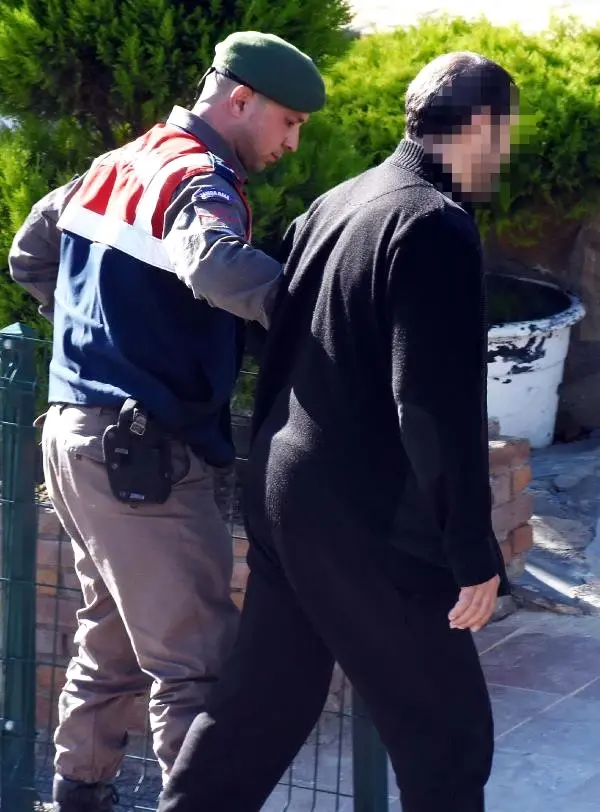 Kıskançlık Krizine Girip, Eşini Göğsünden Bıçakladı Kıskançlık Krizine Girip, Eşini Göğsünden Bıçakladı