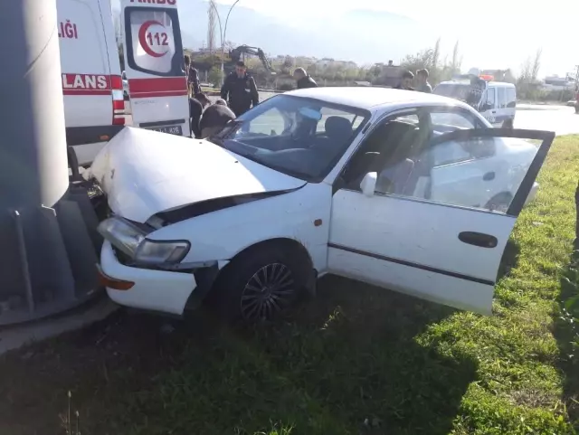 Refüjdeki Direğe Çarpan Otomobilin Sürücüsü Yaralandı