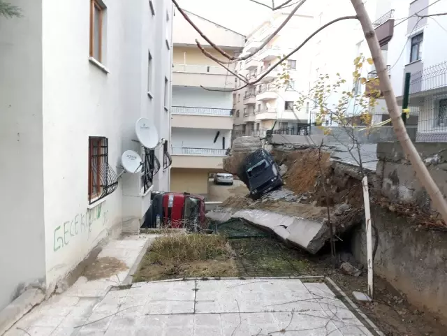 Başkent'te Toprak Kayması: 2 Araç Göçük Altında Kaldı