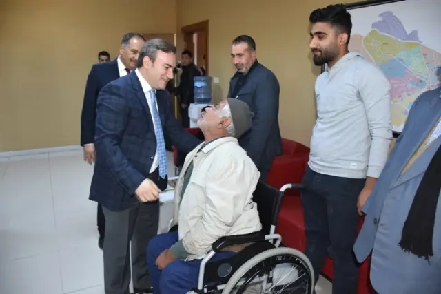 Engellilere Akülü Tekerlekli Sandalye Dağıtıldı
