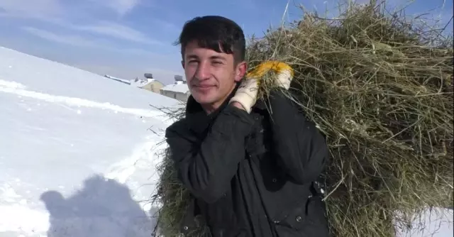Köylülerden İlginç Ot Taşıma Yöntemi
