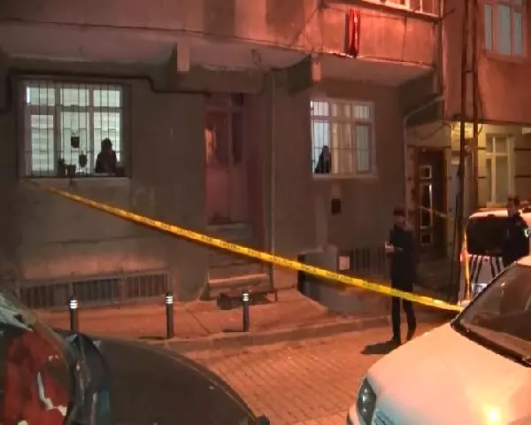 Küçükçekmece'de 5 Katlı Binanın Girişine Ses Bombası Atıldı