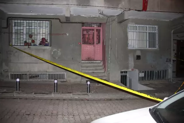 Küçükçekmece'de Bir Binaya Ses Bombası Atıldı